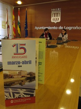 Montes y Fernández, con el folleto de la programación del 15 aniversario