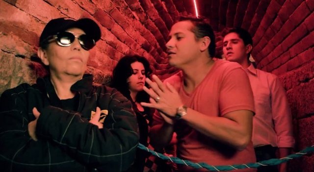 Chicos que pasan sin hacer cola a la discoteca