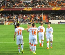 Jugadores del Valencia celebran un gol en la Europa League