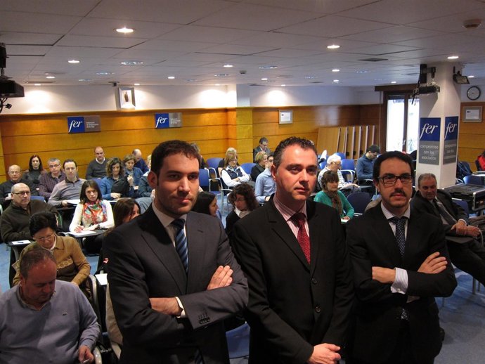 Ponentes y asistentes a la jornada sobre el 'céntimo sanitario' en la FER