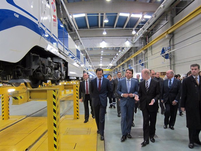 González y Cavero en las cocheras de Metro de Madrid