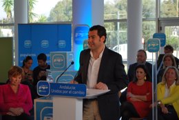 Juan Manuel Moreno en un acto con alcaldes en Marbella