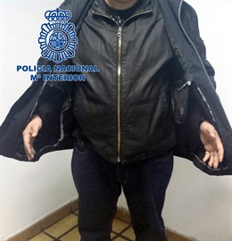 Los carteristas hacen agujeros en su ropa para actuar más libremente