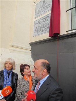 Pérez de los Cobos con las dos placas descubiertas al fondo