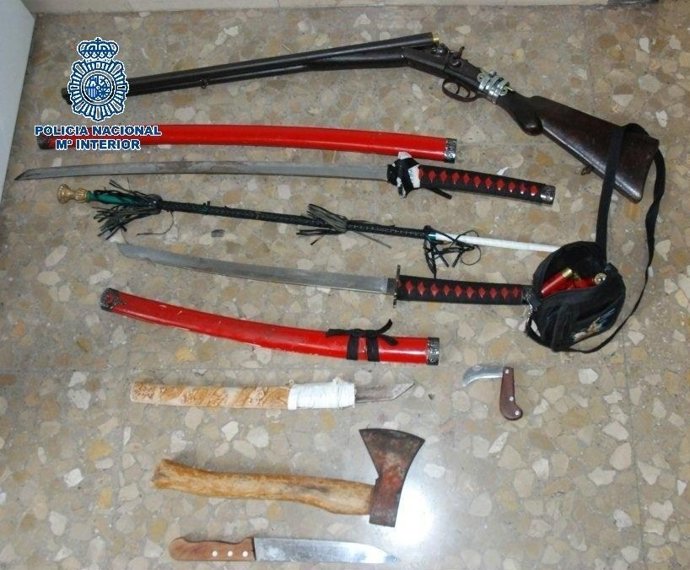 Escopeta y hacha intervenidas por la Policía Nacional