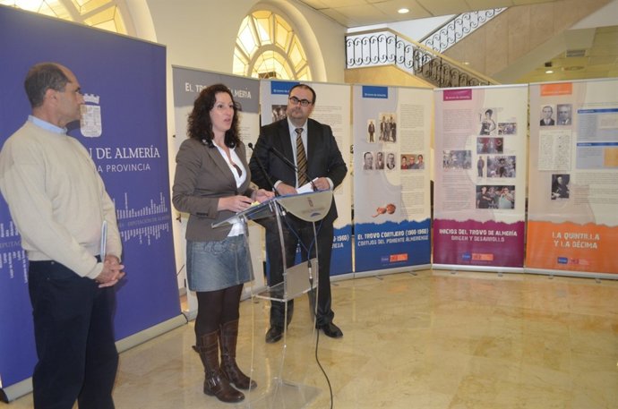 Vázque presenta los paneles de la exposición sobre el Trovo en Almería