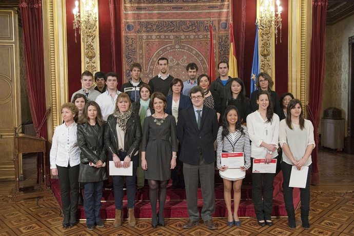 Barcina y el consejero Iribas, con los alumnos premiados.