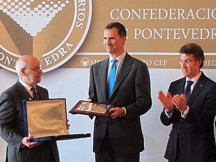 El Principe de Asturias recibe la medalla de la CEP en Vigo