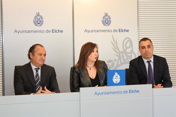 Ripoll, a la izquierda, junto a Mercedes Alonso