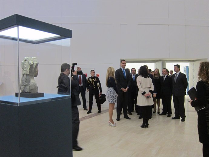 El Príncipe Felipe inaugura la muestra Auga Doce en Santiago
