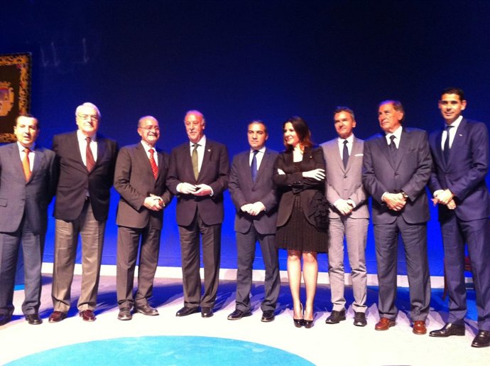 Del Bosque, Diana Navarro, Bendodo y De la Torre en Diputación