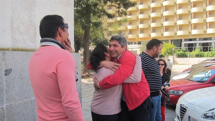 Juan José Cortés se abraza a su madre tras conocer la sentencia absolutoria.