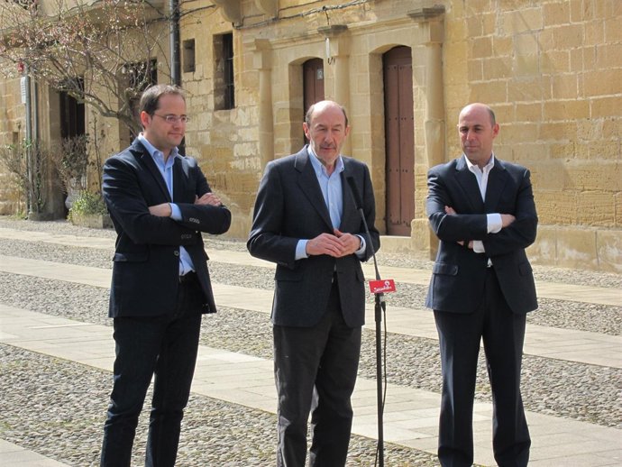 Rubalcaba junto con César Luena y Félix Caperos