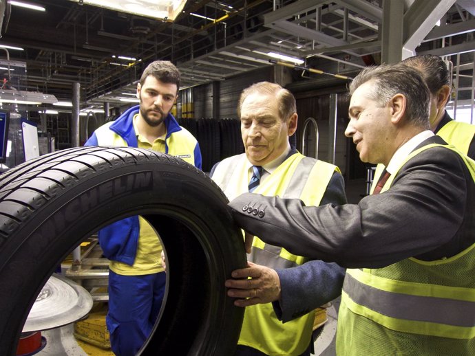 Carlos Gracia (c) en su visita a la factoría de Michelin en Valladolid