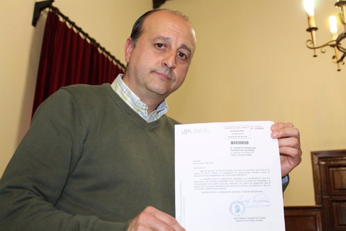 José Robles muestra el escrito del Defensor del Pueblo Andaluz