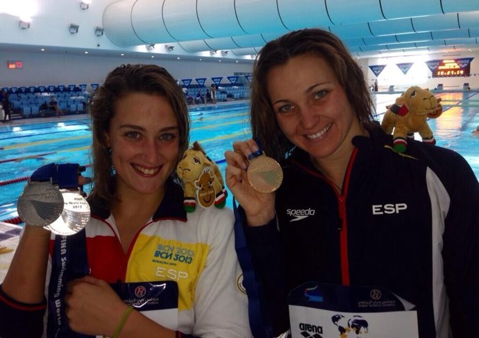Melanie Costa y Mireia Belmonte tras la Copa del Mundo de Dubai