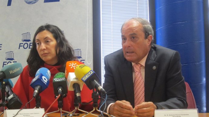 La secretaria general del PP-A, Dolores López,  junto a Antonio Ponce.
