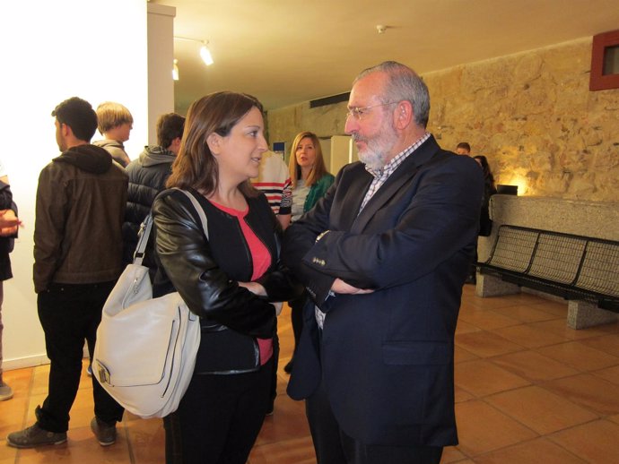 Díaz de Mera habla con la europarlamentaria socialista Iratxe García.