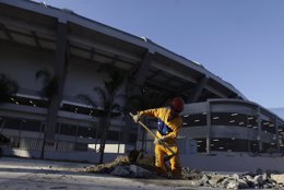 Un hombre trabaja en el frontis del estadio Maracaná en Río de Janeiro, mayo 9 2