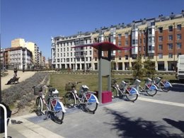 Punto de prestámo de bicicletas junto a la estación de Campo Grande