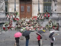 Los vecinos de Bilbao continúan adornando con flores las escalinatas del Ayuntamiento en recuerdo del alcalde