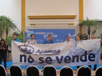 'Apemsa no se vende' demora con una protesta el acto del PP de Cádiz con motivo del Día Internacional del Agua