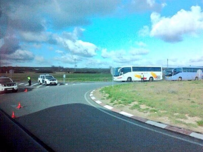 La Guardia Civil realiza un control a un autobus del 22M en Salamanca