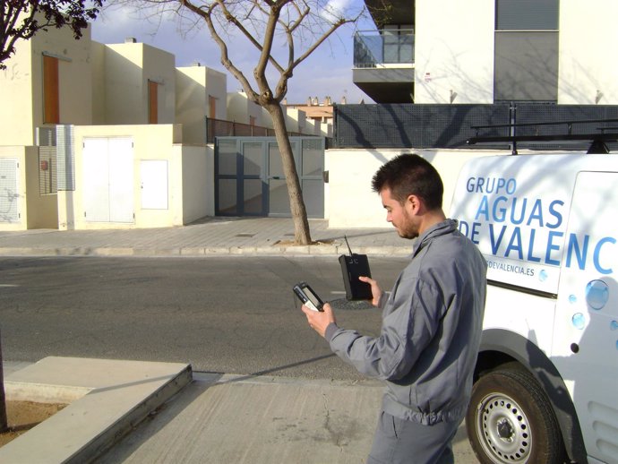 Un trabajador de Aguas de Valencia realiza la telelectura