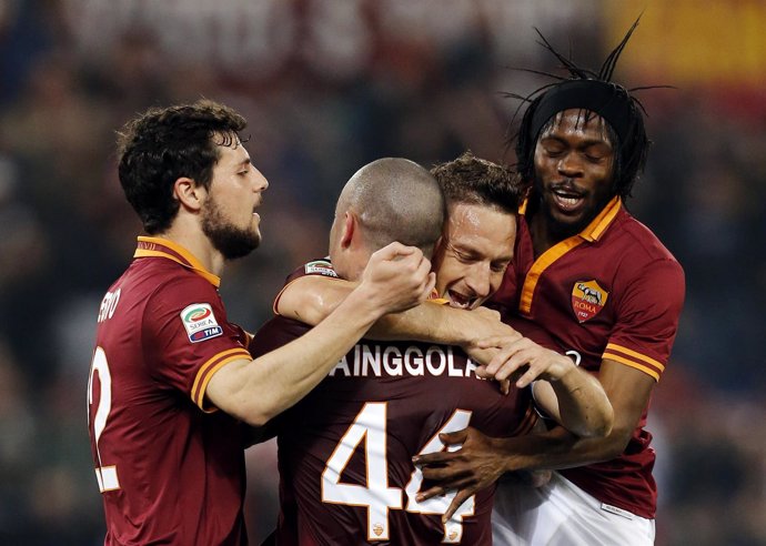 Los jugadores de la Roma celebran un gol de Totti