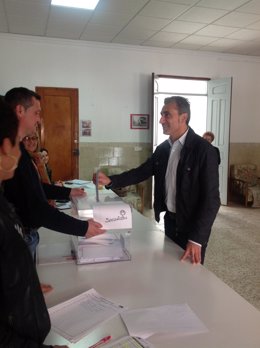 Roberto García acude a votar en la Agrupación de Beniel