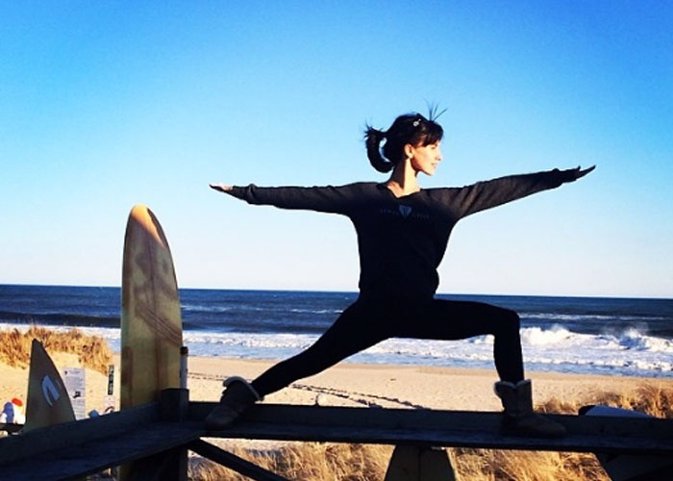 Hilaria Baldwin nos enseña su peculiar manera de hacer yoga