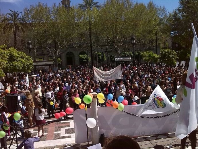 Manifestantes frente al Ayuntamiento de Sevilla