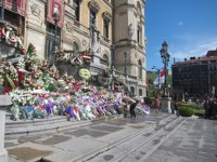 Cientos de flores llenan ya las escalinatas del Ayuntamiento en recuerdo del alcalde