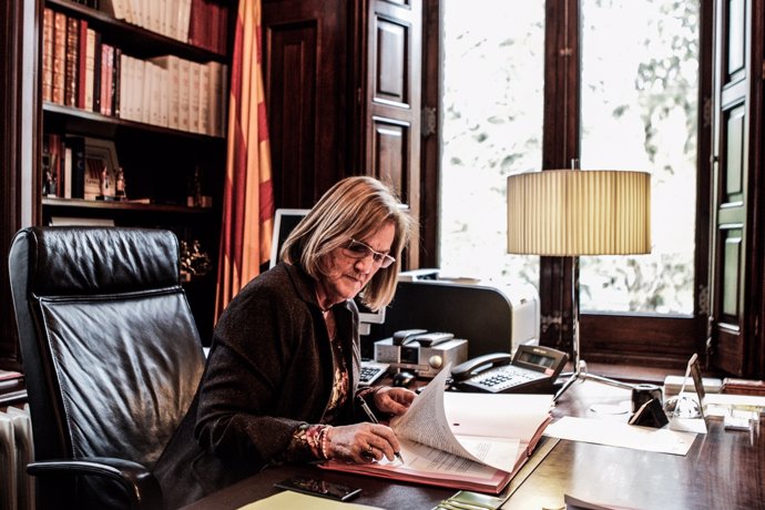 La presidenta Nuria de Gispert, firmando la propuesta de la consulta