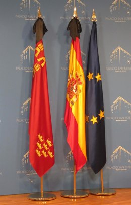 Banderas de la Comunidad con el crespón negro por la muerte de Suárez