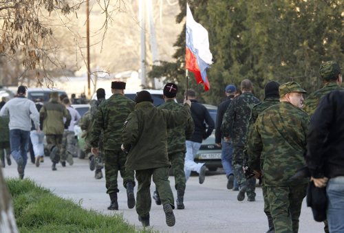 Militares ucranianos y rusos en las bases de Crimea
