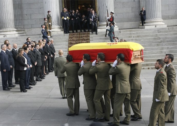 El rey impone a Suárez el Collar de la Real Orden de Carlos iii