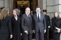 Don Juan Carlos entrega personalmente el collar de la Real Orden de Carlos III, la máxima condecoración