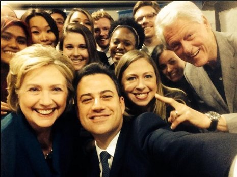 Jimmy Kimmel intenta superar el selfie de DeGeners con la familia Clinton