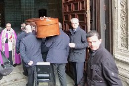 El féretro con los restos de Amparo Illana llega a la catedral de Ávila