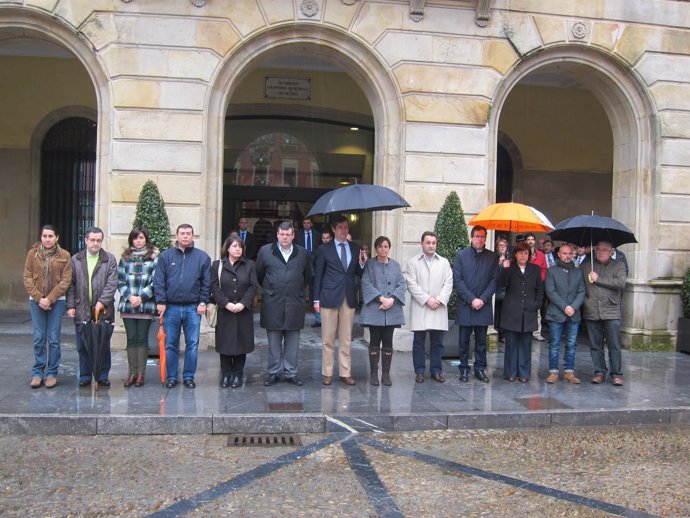 Minuto de silencio en el Ayuntamiento de Gijón por la muerte de Suárez