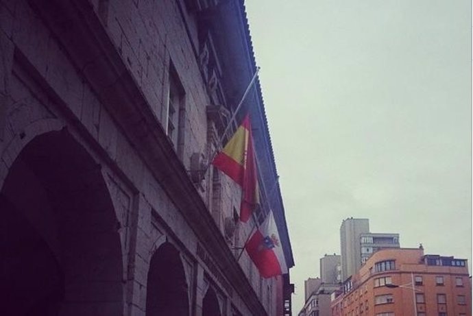 Las banderas del Parlamento de Cantabria ondean a media asta