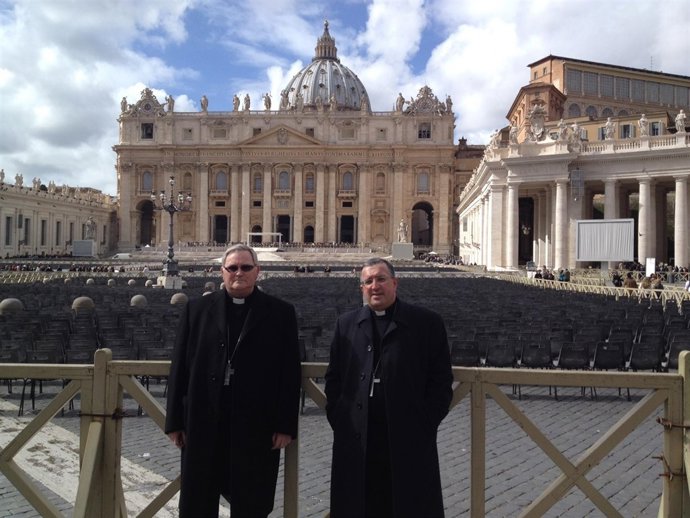 Lorca Planes junto a monseñor García Beltrán frente a la Basílica de San Pedro