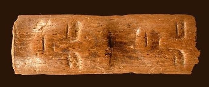 Dos rostros humanos tallados en una varilla de hueso de 10.000 años