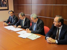Firma El director territorial de CaixaBank, José Manuel Bilbao, y Graciano Torre