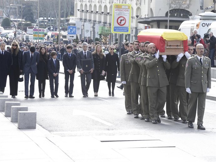 Los hijos de Adolfo Suárez, tras el féretro