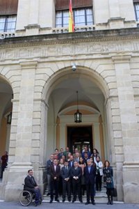 El Ayuntamiento hispalense guarda un minuto de silencio por quien "reconcilió a todos los españoles"