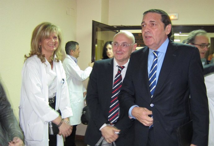 El director del Instituto Carlos III (centro) junto al consejero de Sanidad 