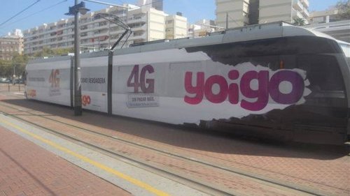 Tranvía con publicidad de Yoigo en Valencia