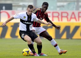 Cassano, con el Parma, defiende aun balón ante Zapata del Milan